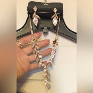 elegant classy 3 piece gold leaf jewlrey set .